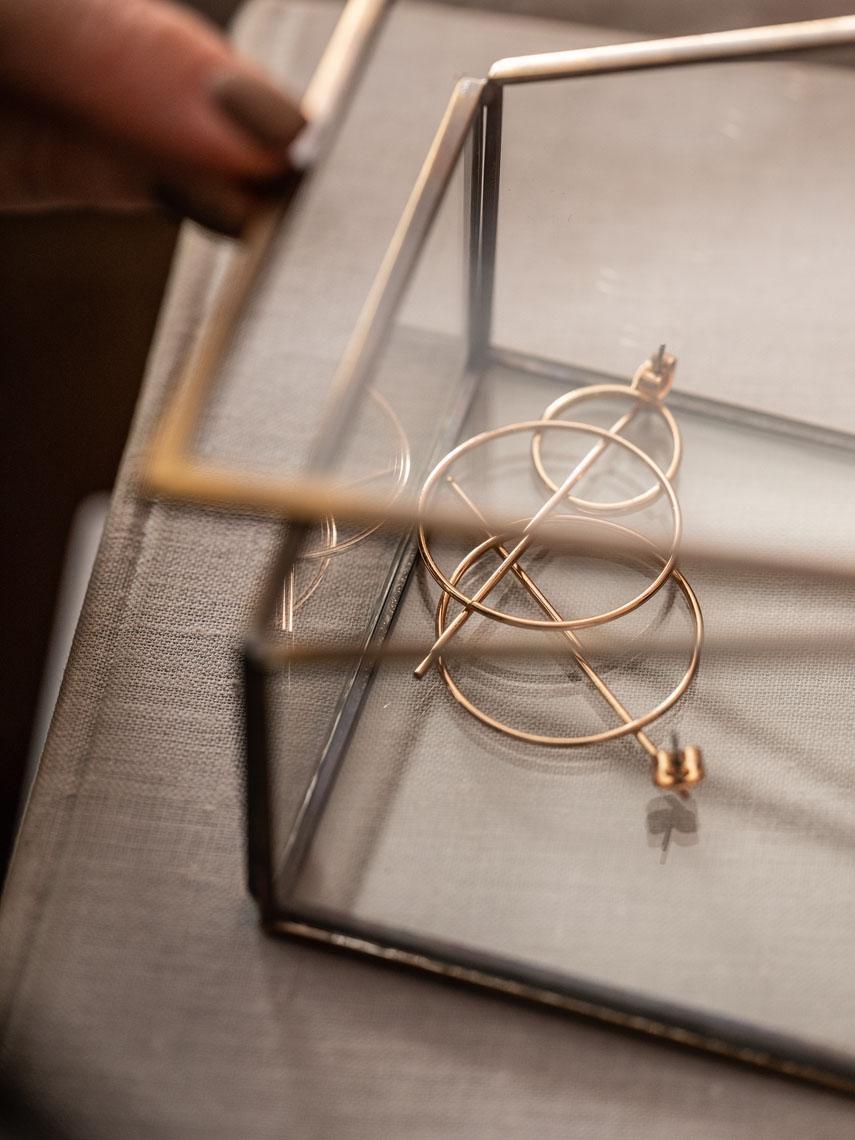 pojemnik na biżuterię ze złoconym obramowaniem