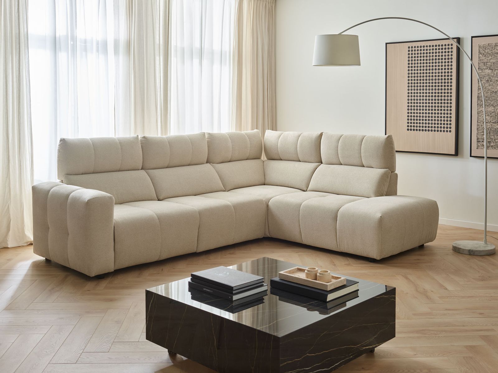 Na środku, a może przy ścianie – jak ustawić narożnik w salonie?