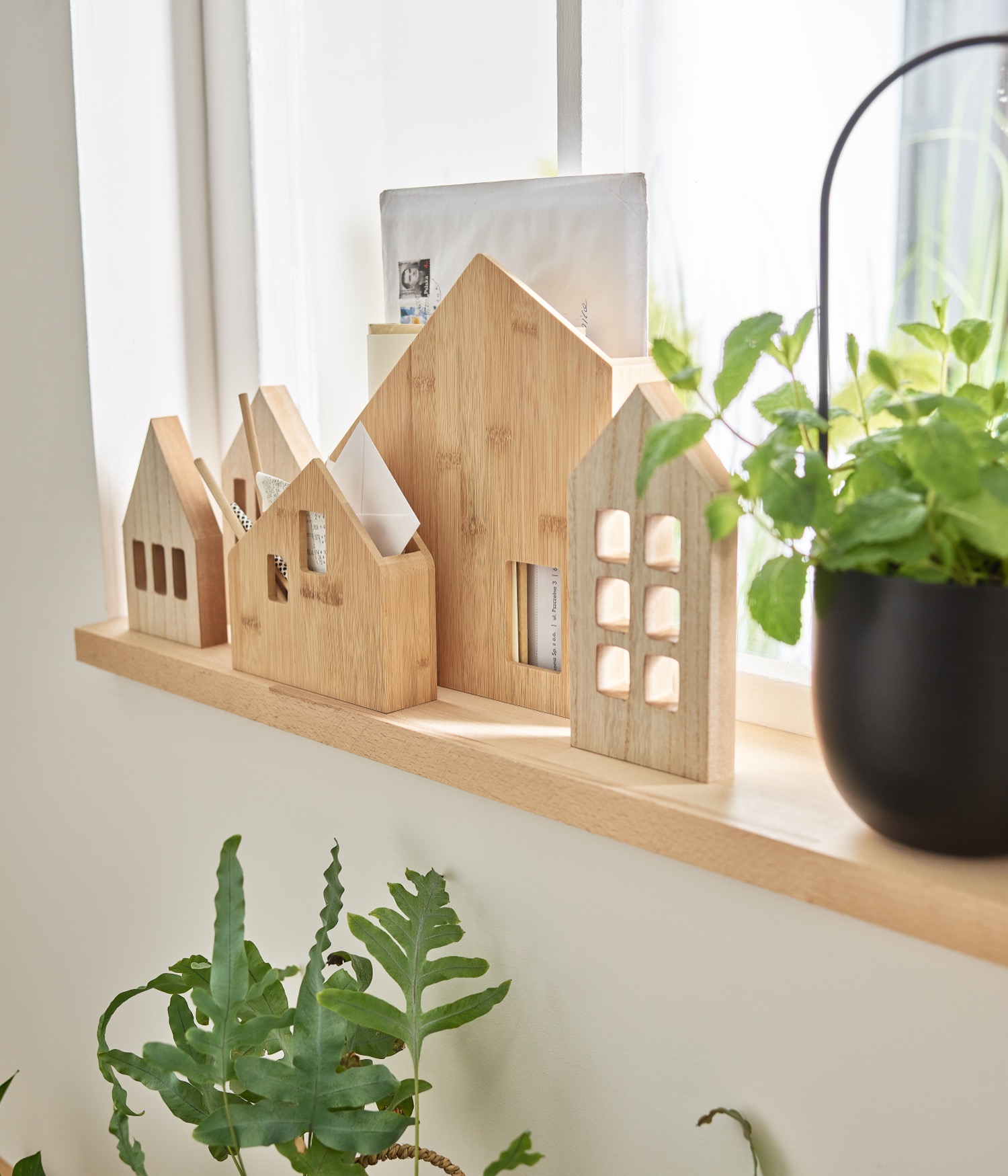 drewniane dekoracje na parapet