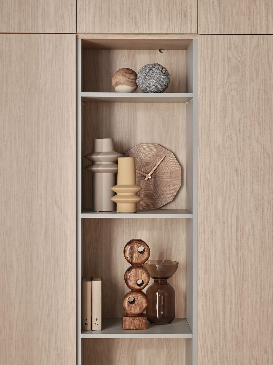 regał z dekoracjami w salonie z przyjemną atmosferą