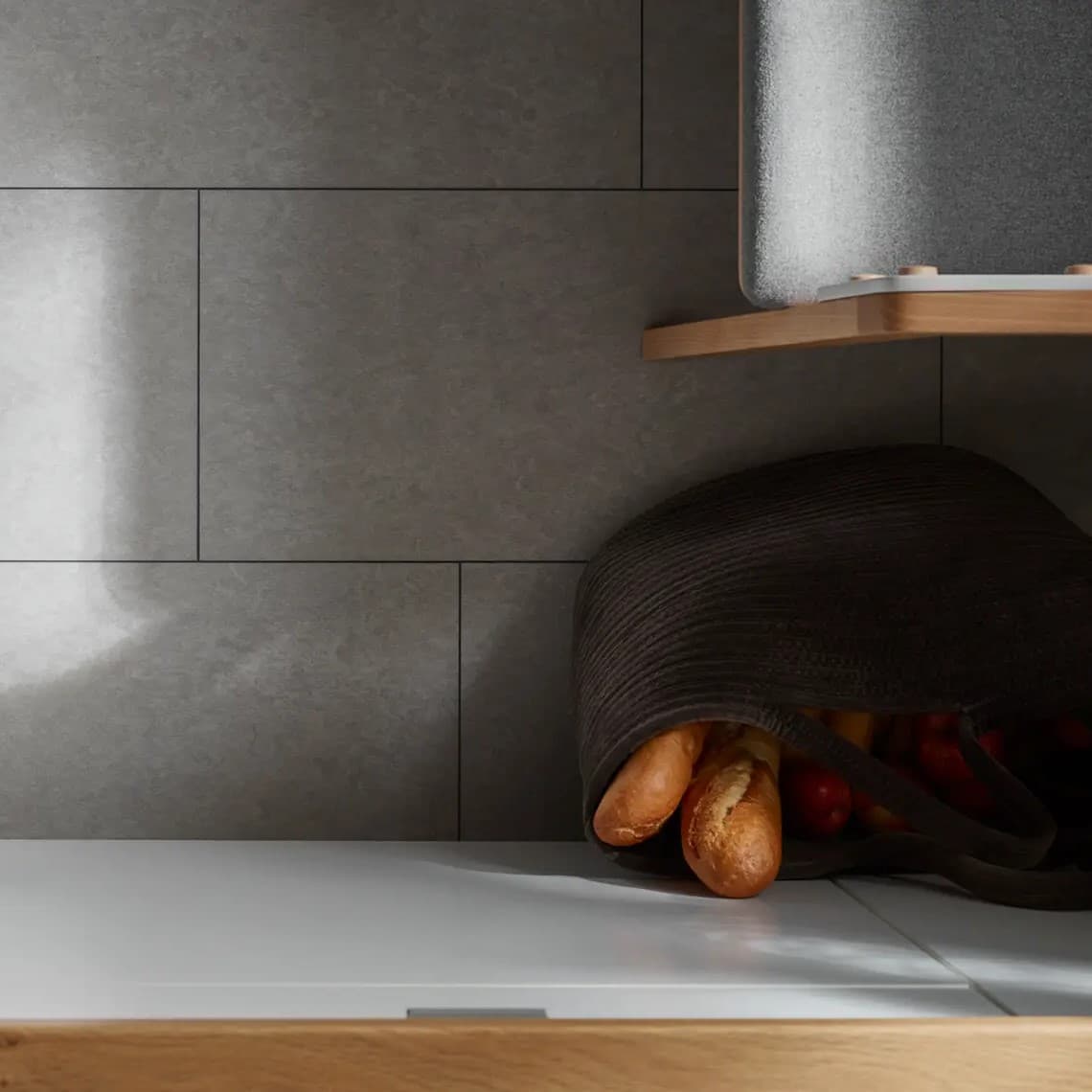 Nowoczesna kuchnia z podłogą imitującą beton, połączenie szarości i drewna.