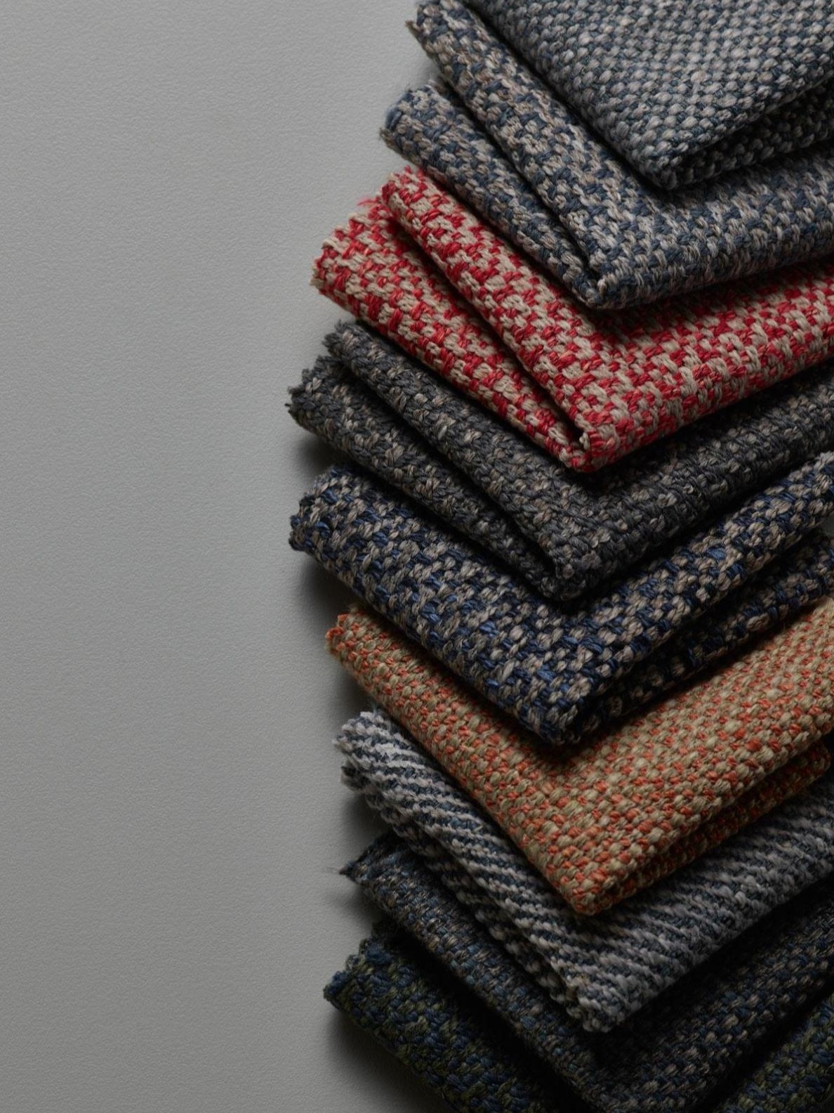 wybór materiałów do personalizacji tapicerki sofy