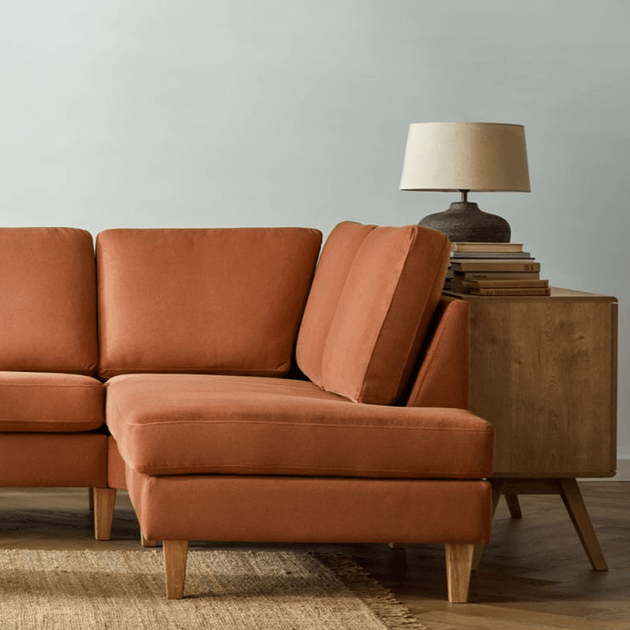 Sofa w rdzawej tkaninie