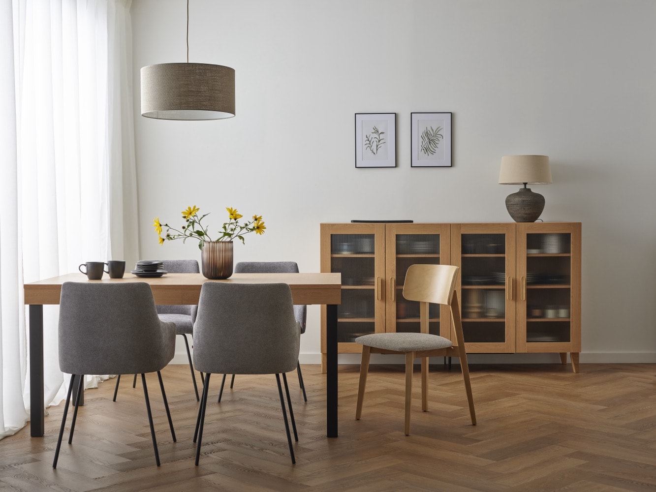 Różne krzesła przy stole – jak je zaaranżować? Sprawdź inspiracje