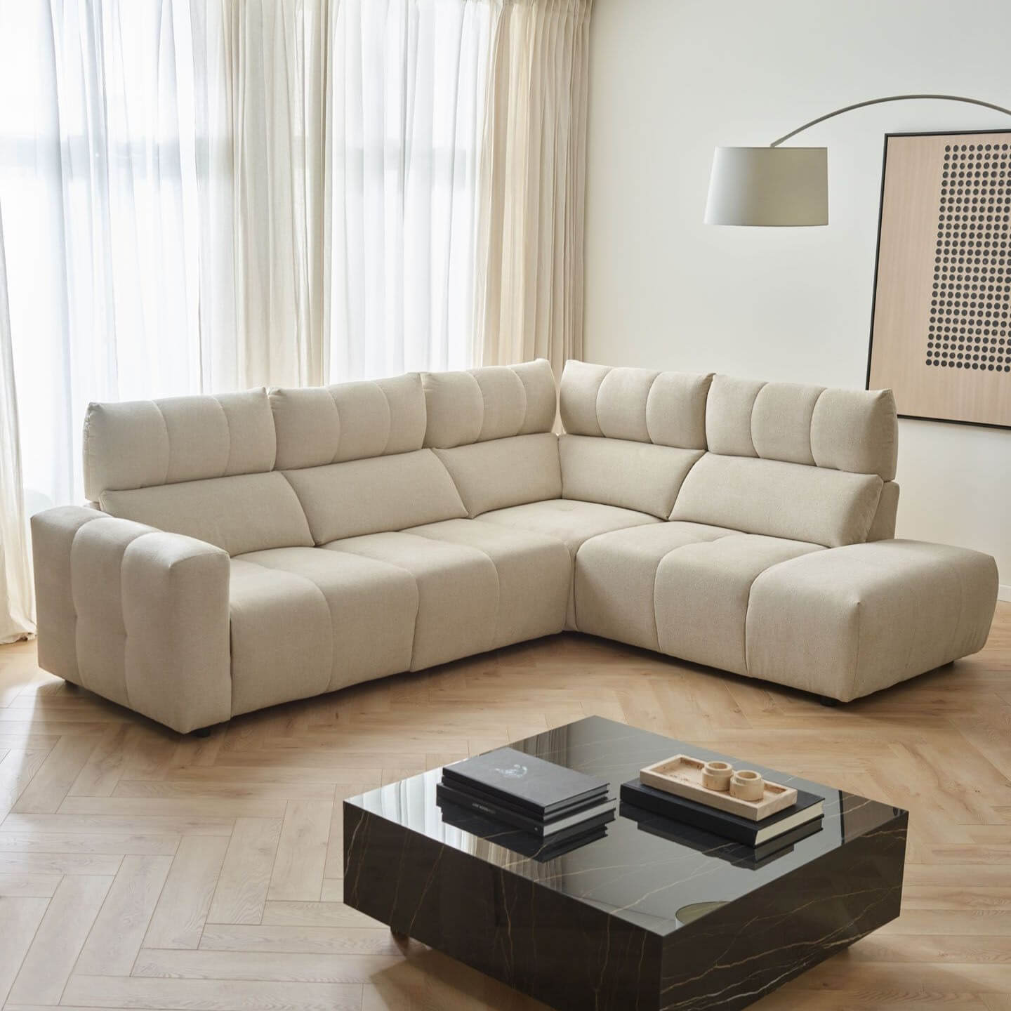 Narożnik w jasnej, miękkiej tkaninie