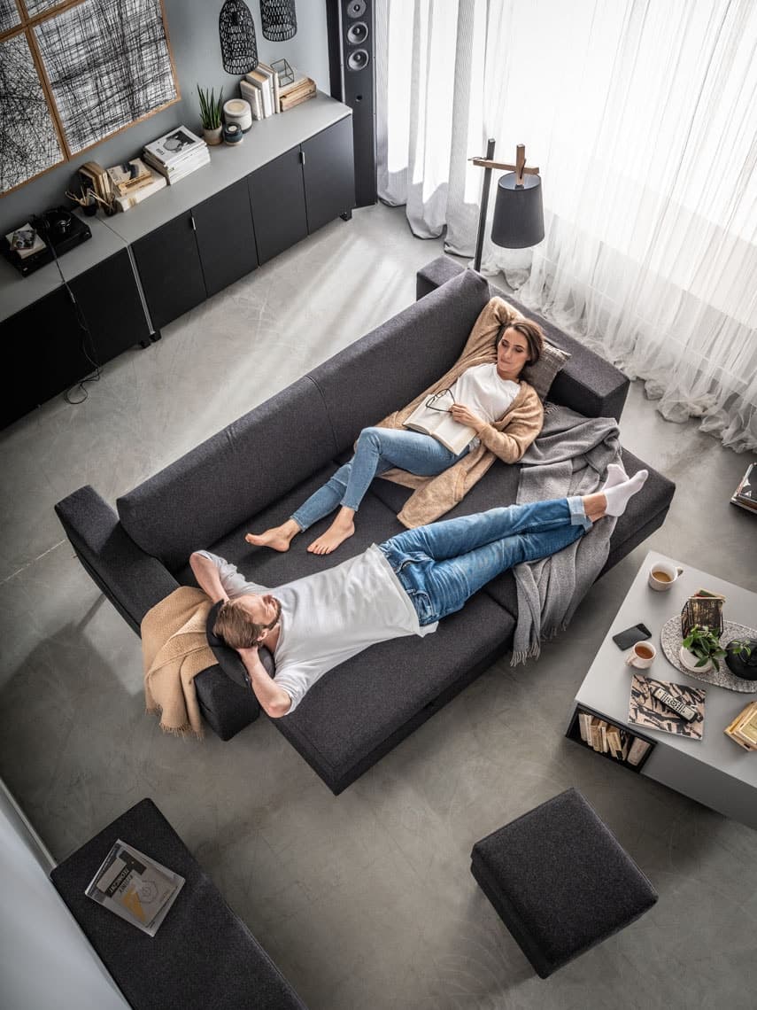 Kobieta i mężczyzna na rozłożonym narożniku