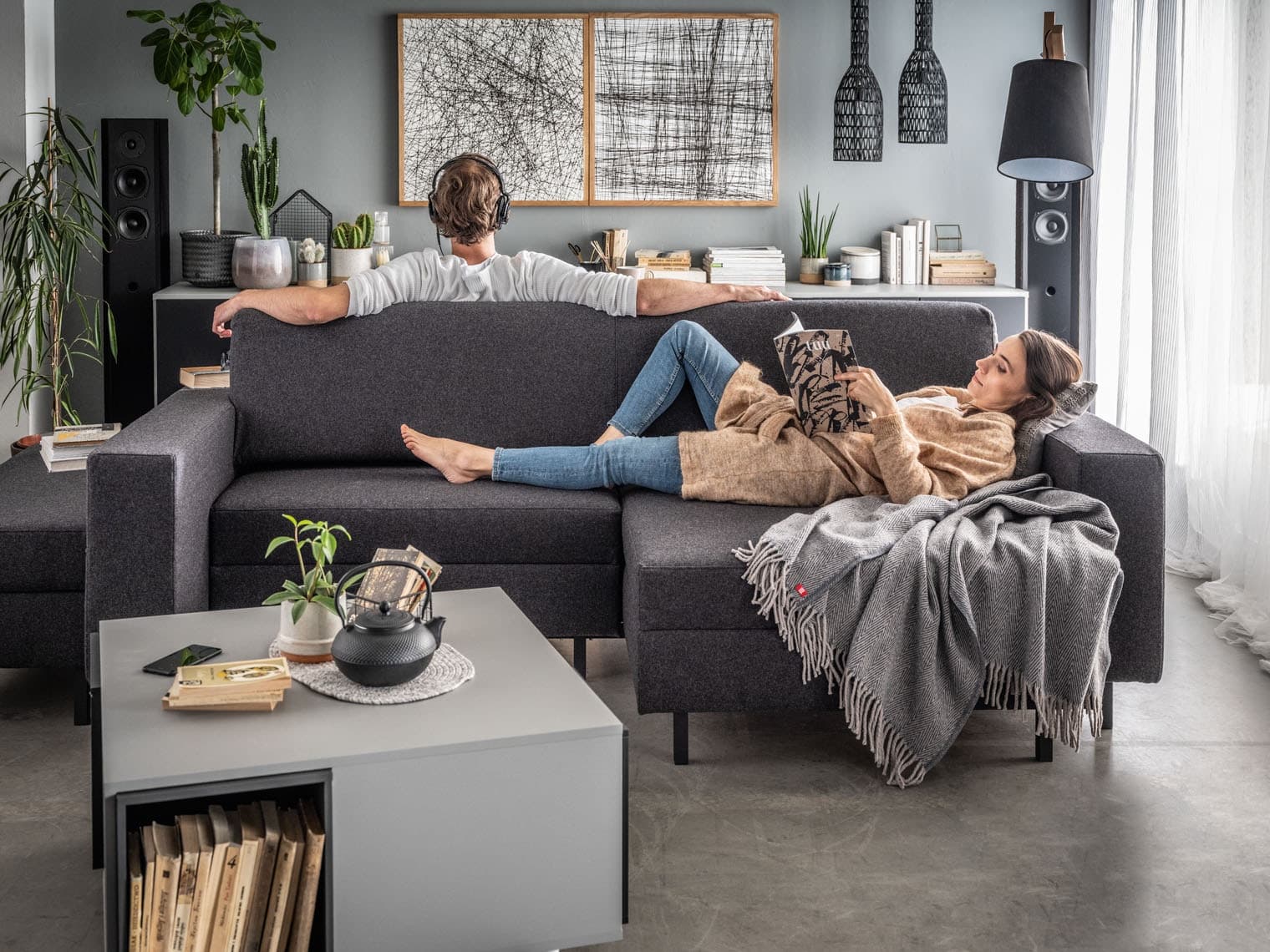 Kobieta leżąca na małym narożniku