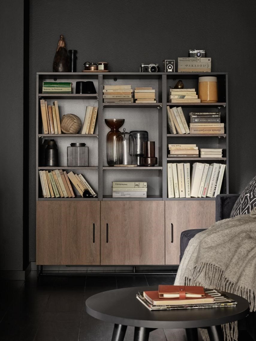 Brązowe meble na tle głębokiej czerni