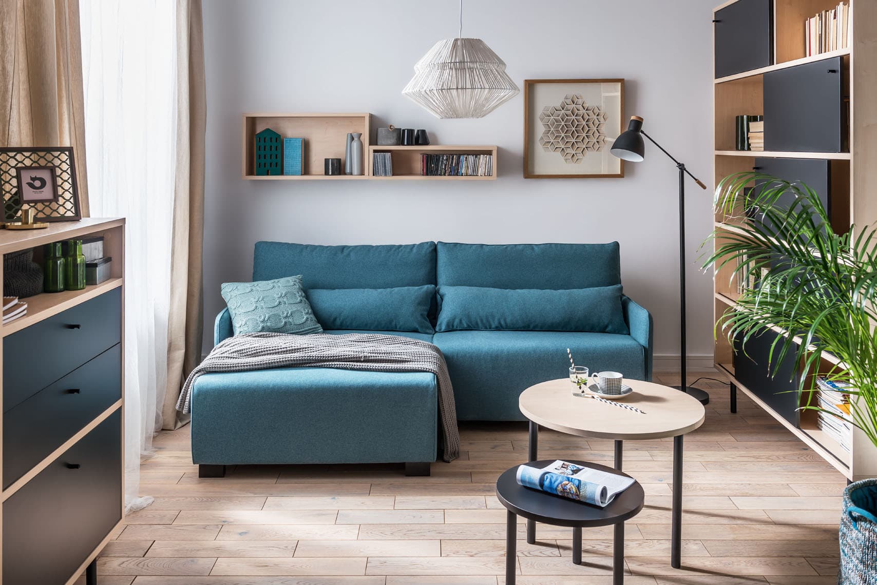 Kompaktowy turkusowy narożnik w minimalistycznym salonie.