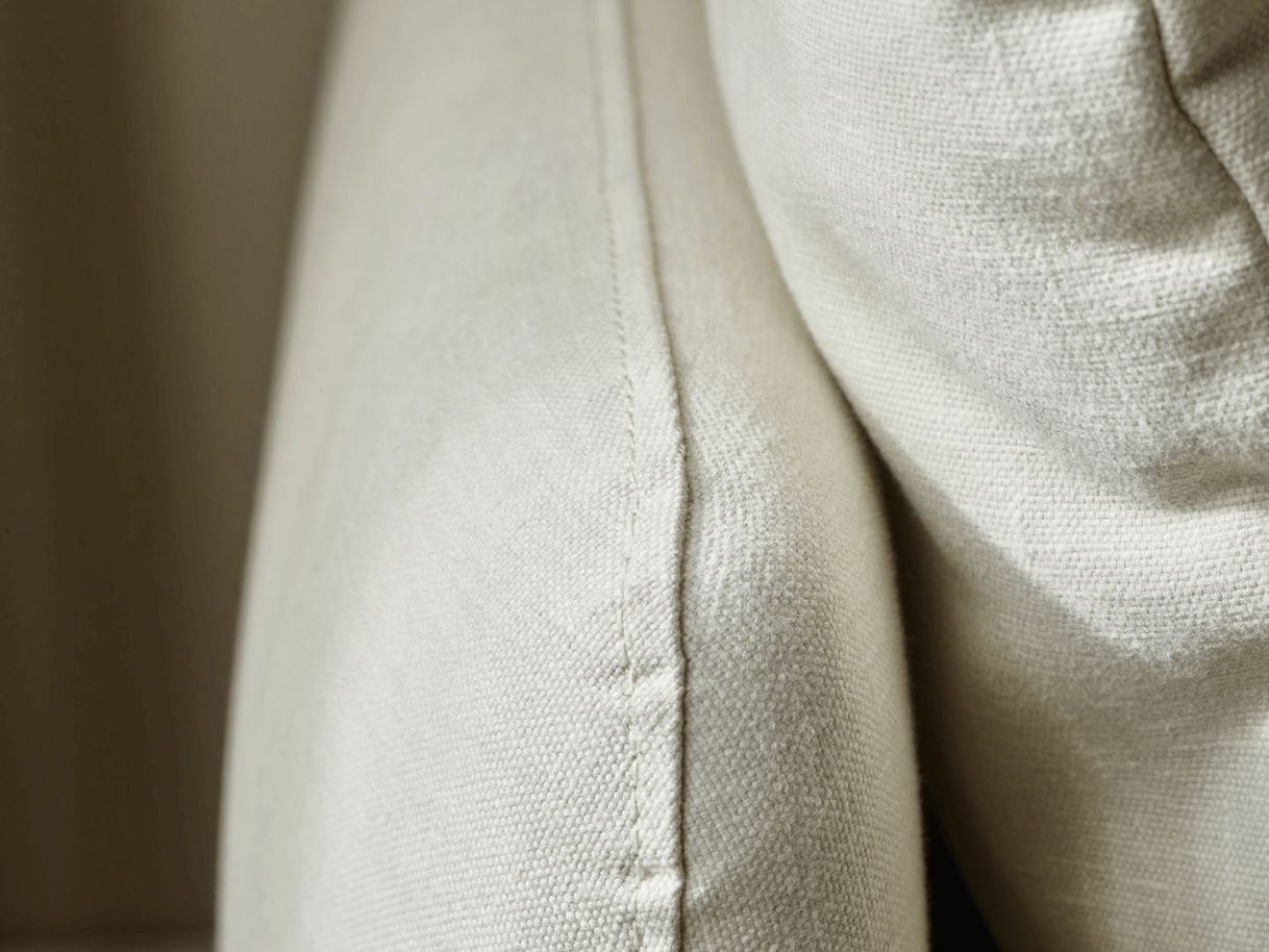zbliżenie na podłokietnik w jasnej tkaninie