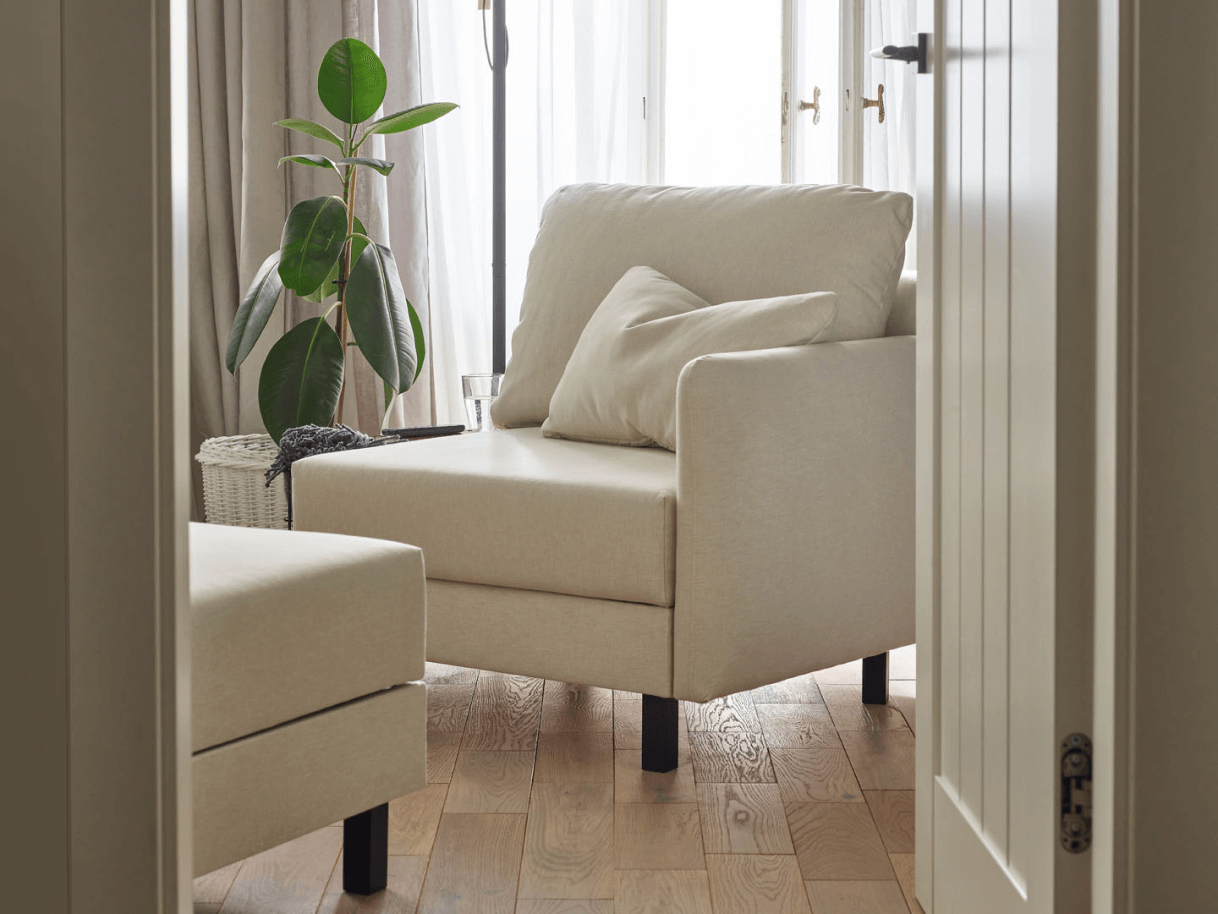 fotel w jasnej tkaninie