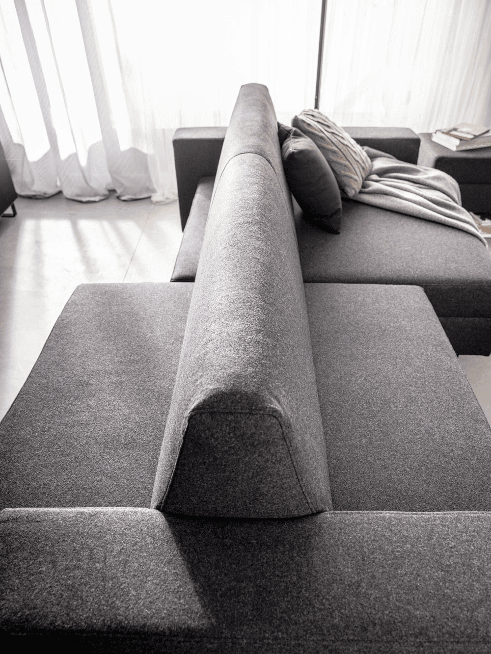 szara designerska sofa