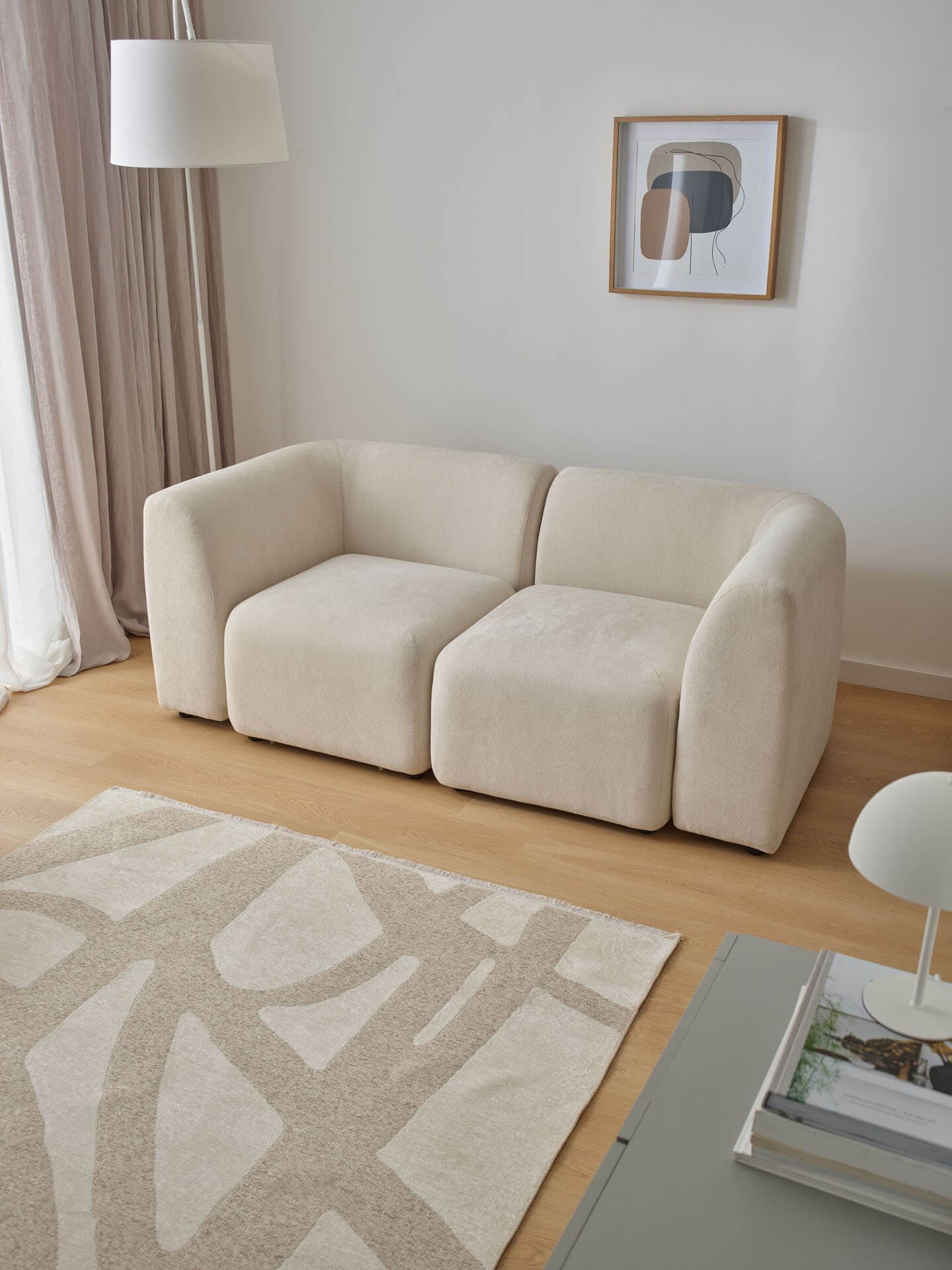 modułowa sofa w jasnej tkaninie