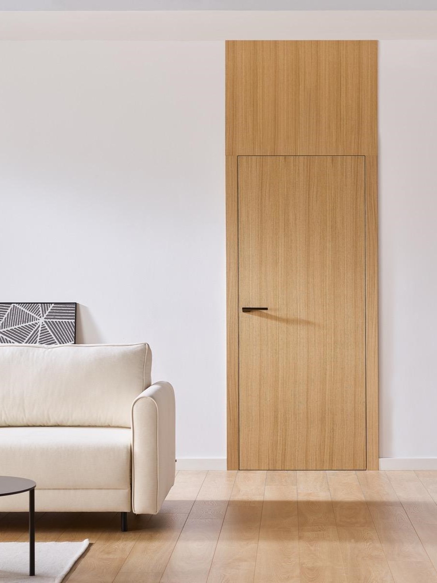 Drzwi ukryte w drewnianej zabudowie ściennej