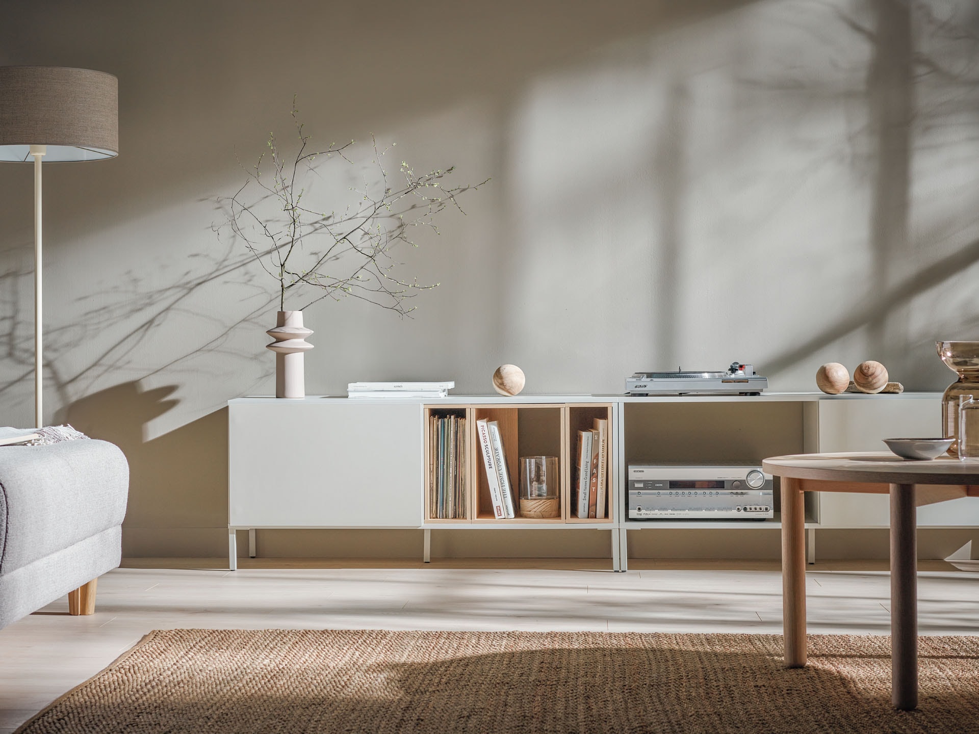 Kaszmirowy kolor we wnętrzach. Inspiracje od mebli po ściany