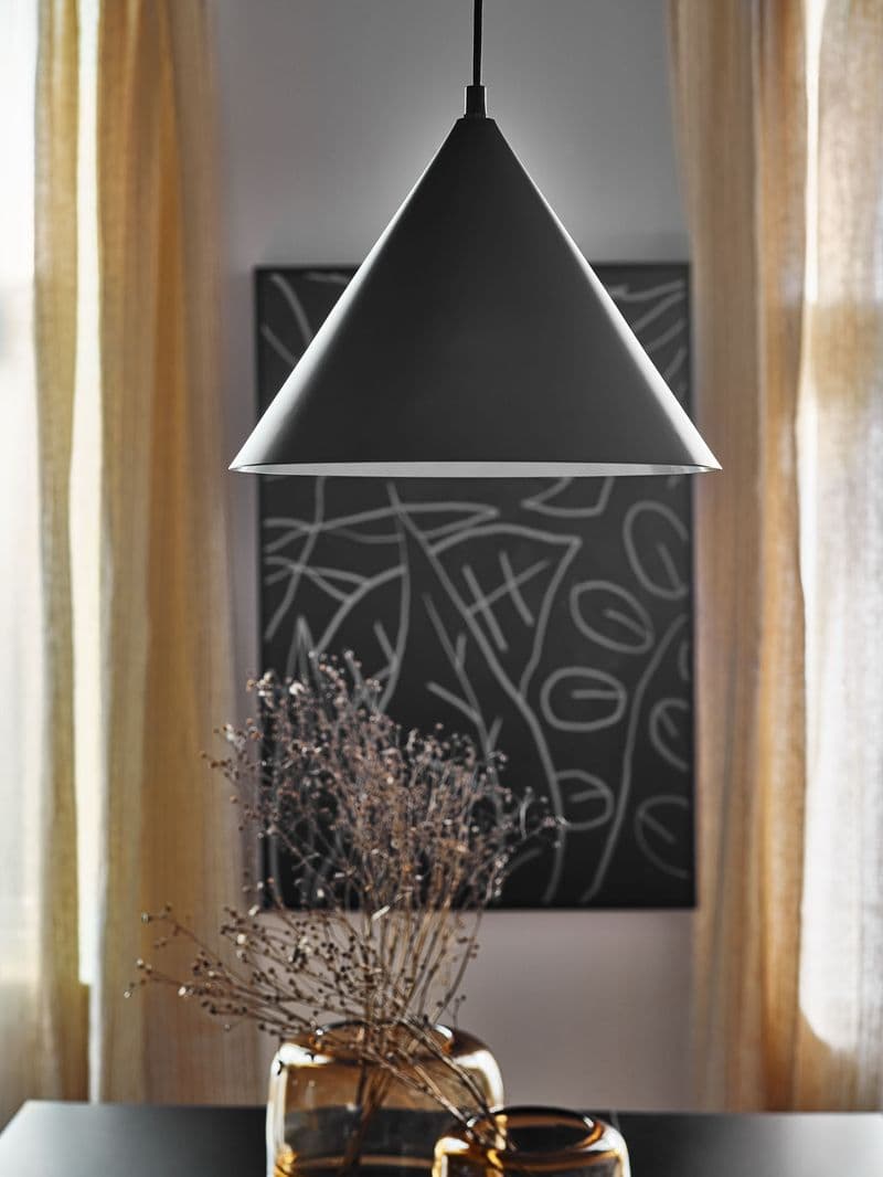 stożkowa metalowa lampa