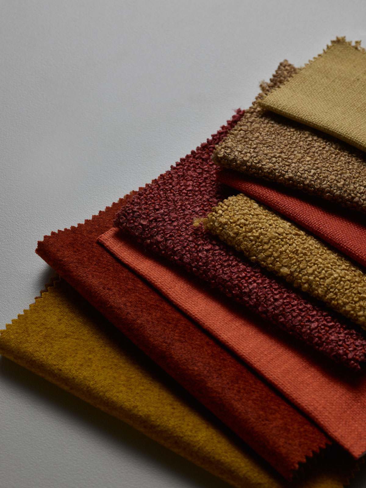 Próbnik tkanin tapicerskich w ciepłych odcieniach