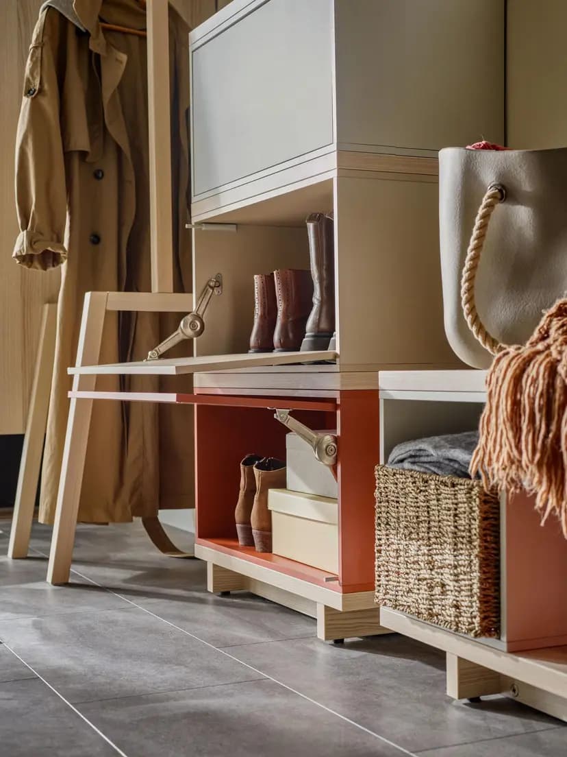 Szafka na buty z uchylnymi frontami i miejscem na przechowywanie.