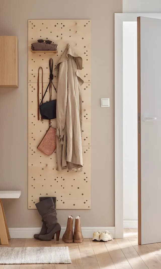 Drewniana ściana z haczykami na odzież i akcesoria