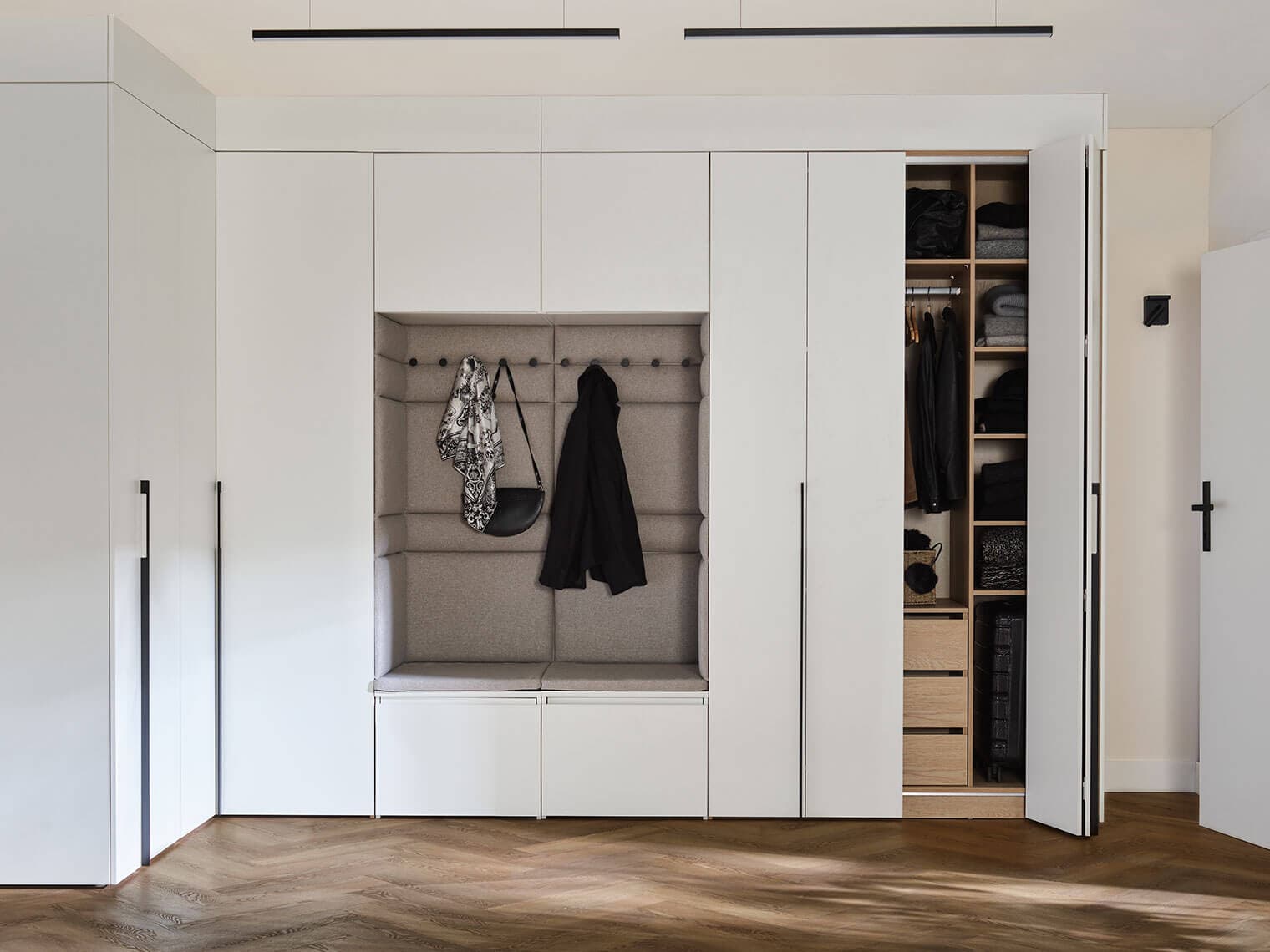 Zabudowa wnęki w przedpokoju – praktyczne pomysły i inspiracje Zabudowa wnęki w przedpokoju – praktyczne pomysły i inspiracje