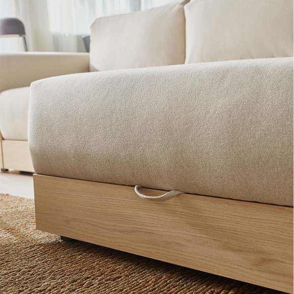 zbliżenie na przód beżowej kanapy