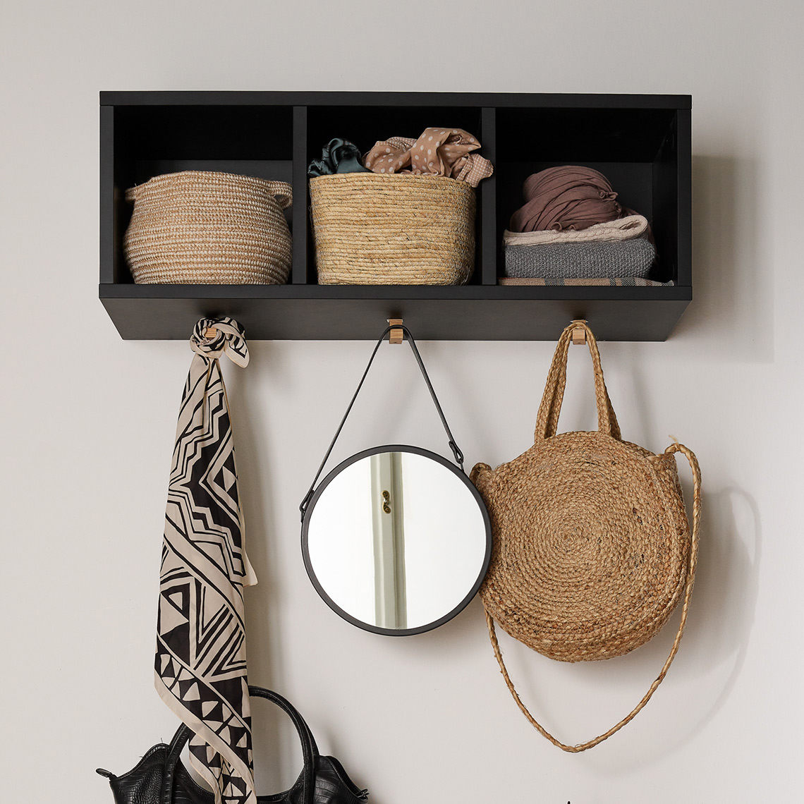 Wall shelf with hooks Simple arrangement