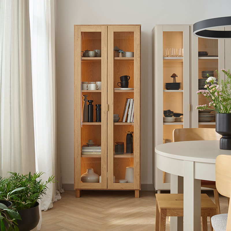 Wide glass case Simple arrangement