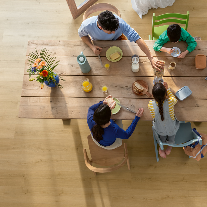 Panele winylowe Quick Step Bloom Dąb szczotkowany miodowy AVMPU40318 arrangement