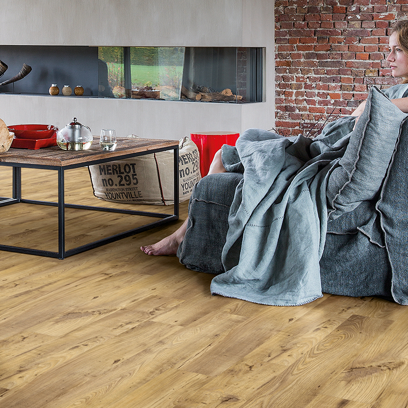 Panele winylowe Quick Step Blos base Postarzany kasztanowiec naturalny AVSPT40029 aranżacja