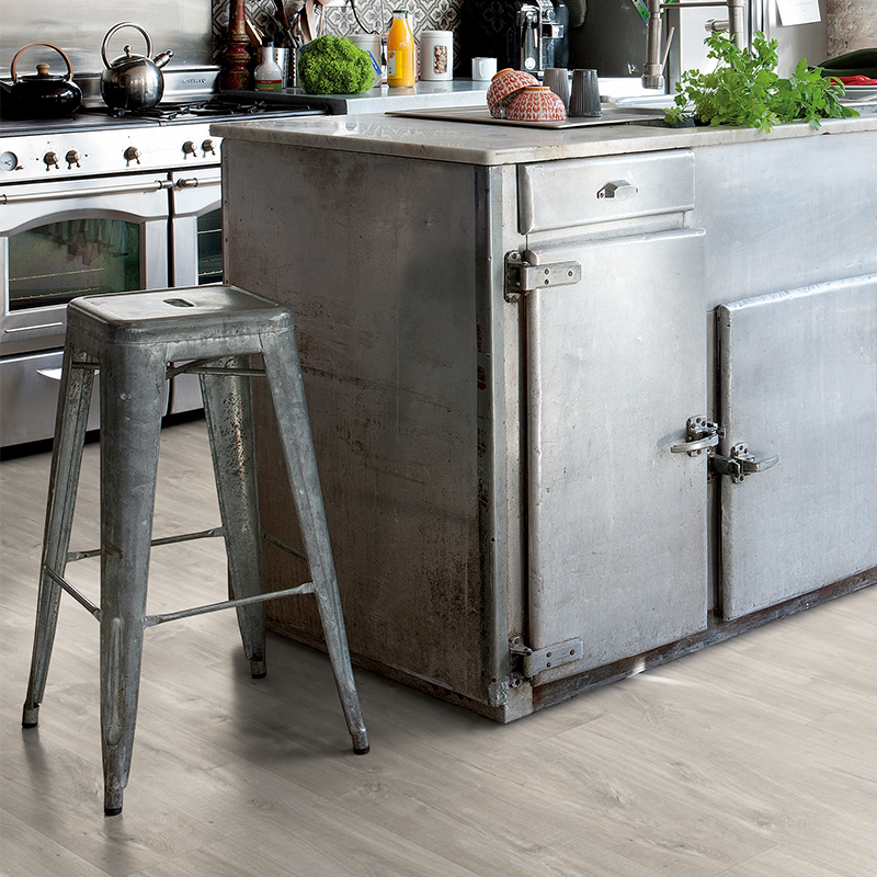 Podłoga winylowa Quick Step Blos Dąb Canyon szary ze śladami cięcia piłą AVSPU40030 ze zintegrowanym podkładem arrangement