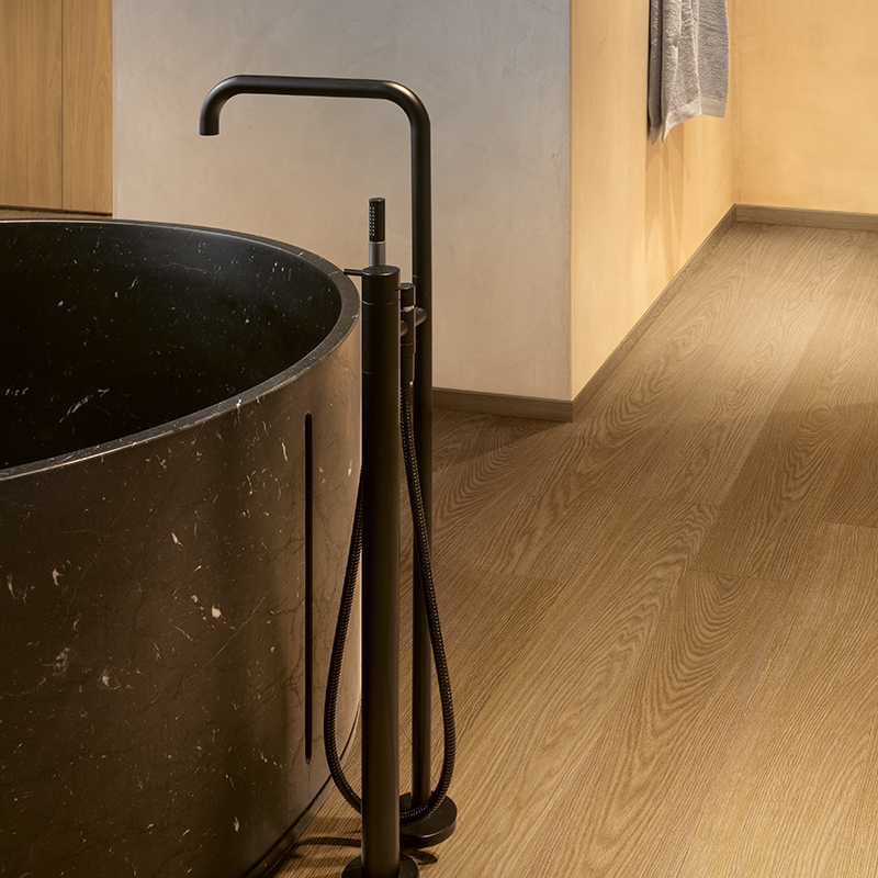 Podłoga winylowa Quick Step Blos Dąb kakaowy AVSPU40279 ze zintegrowanym podkładem arrangement