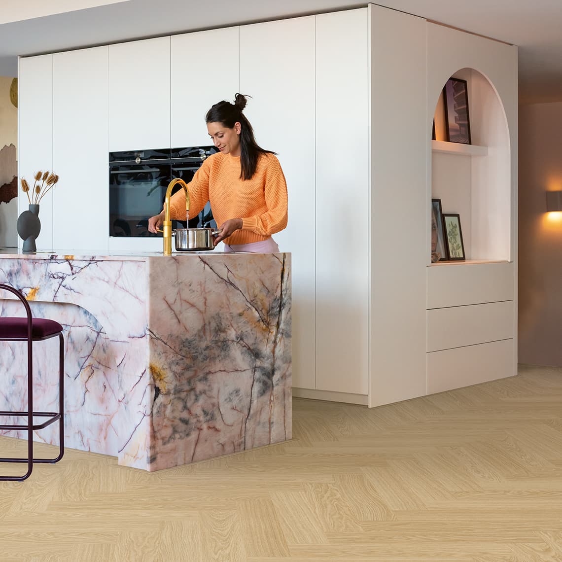 Podłoga winylowa Quick Step Ciro ze zintegrowanym podkładem Dąb Rumiany AVHBU40359 jodełka aranżacja