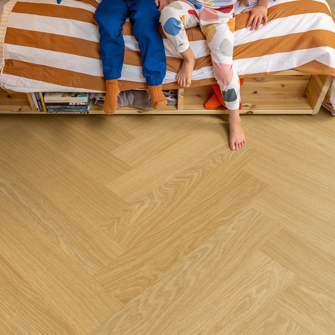 Podłoga winylowa Quick Step Ciro ze zintegrowanym podkładem Dąb miodowy AVHBU40360 jodełka aranżacja