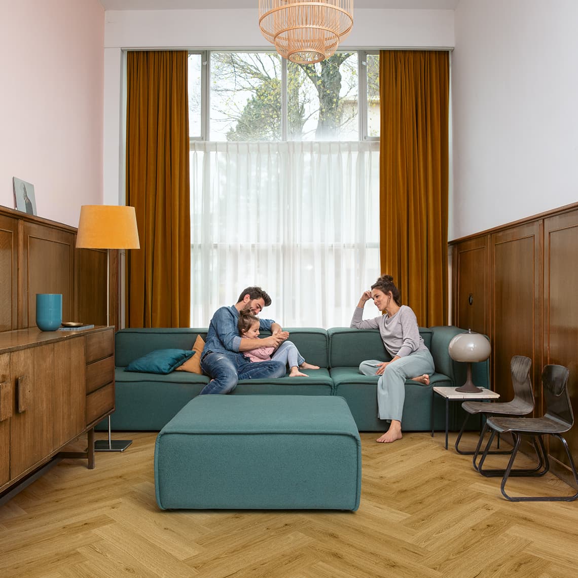 Podłoga winylowa Quick Step Ciro ze zintegrowanym podkładem Dąb wędzony botaniczny AVHBU40363 jodełka aranżacja