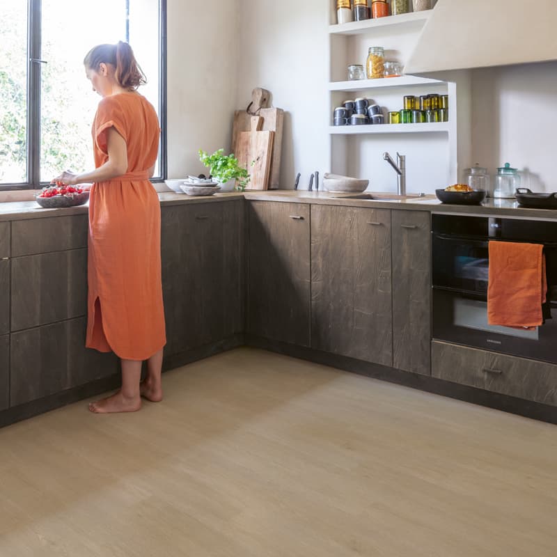 Panele winylowe Quick Step Liv Dąb satynowy szary SGSPC20317 aranżacja