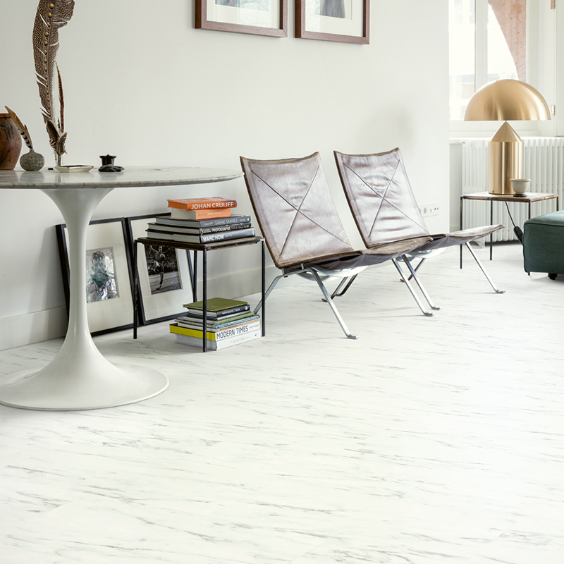 Panele winylowe Quick Step Oro base Marmur Carrara biel AVSTT40136 aranżacja
