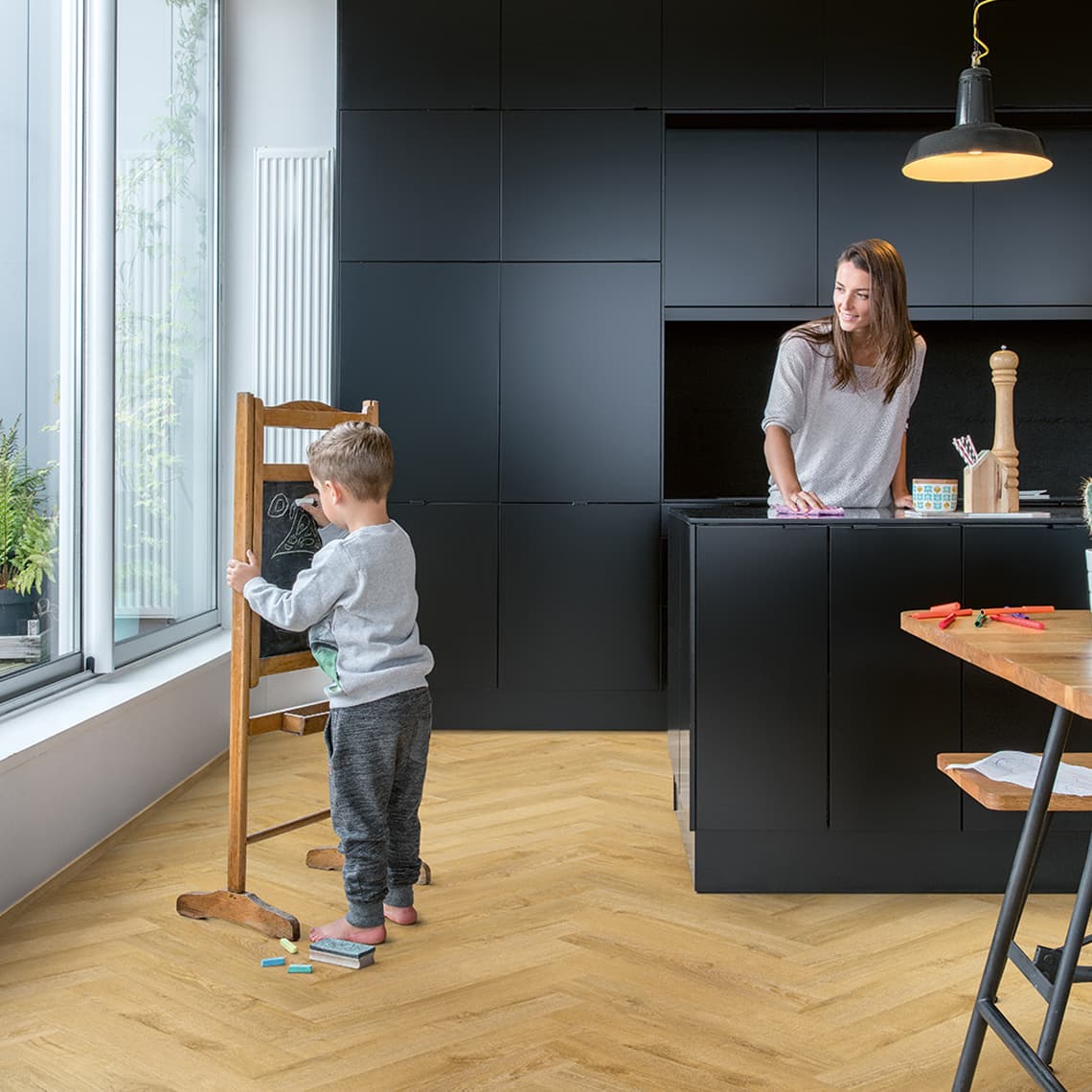 Panele winylowe Quick Step Pristine Dąb jesienny miodowy SGHBC20333 aranżacja