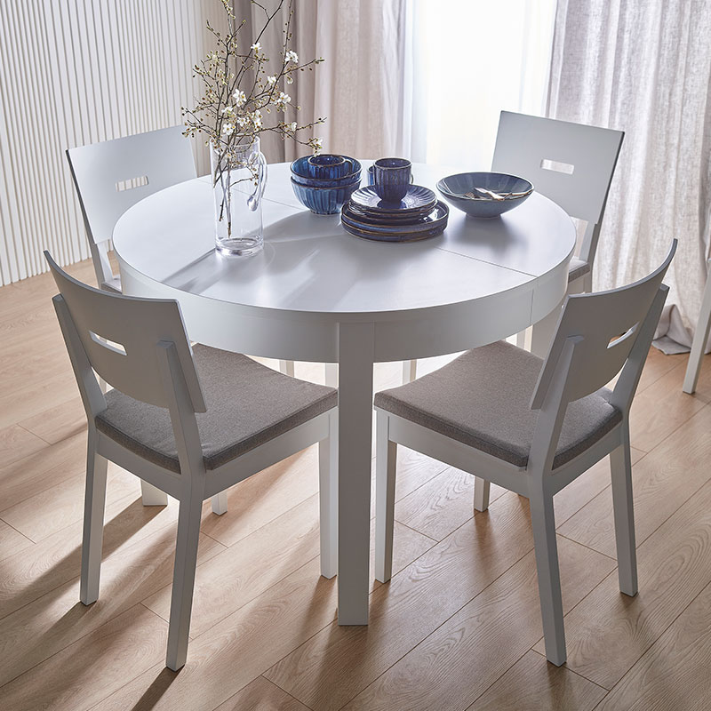 Round extendable table Simple arrangement