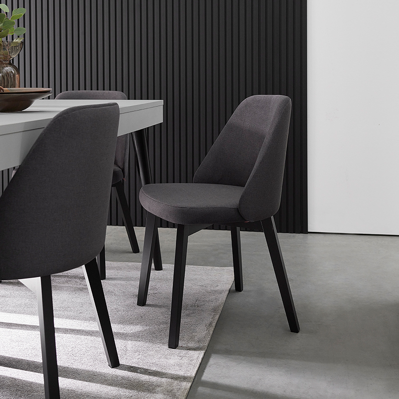 Chair Komm arrangement