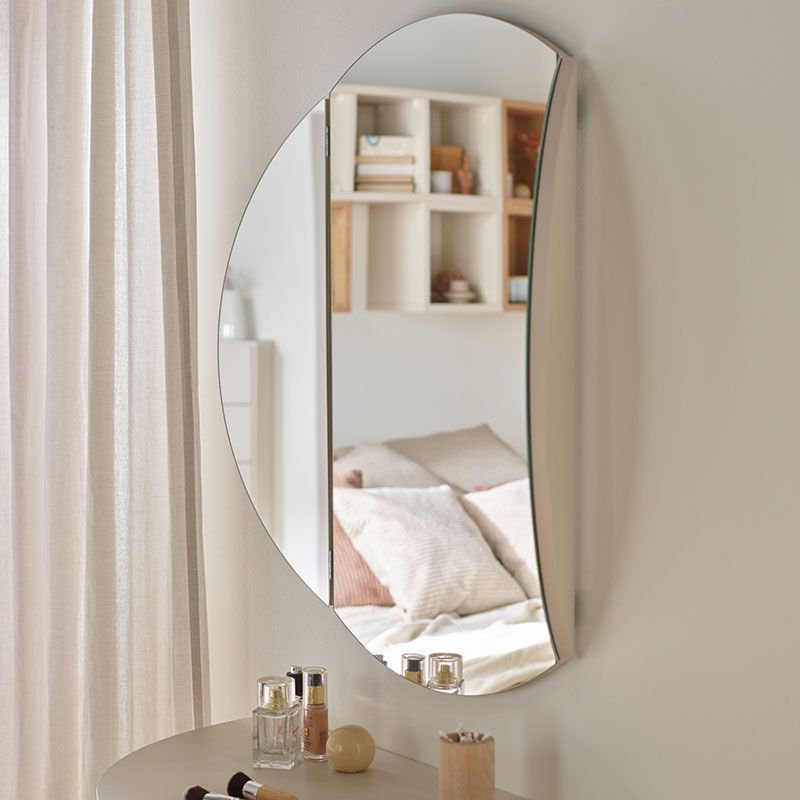 Round wall mirror Simple arrangement