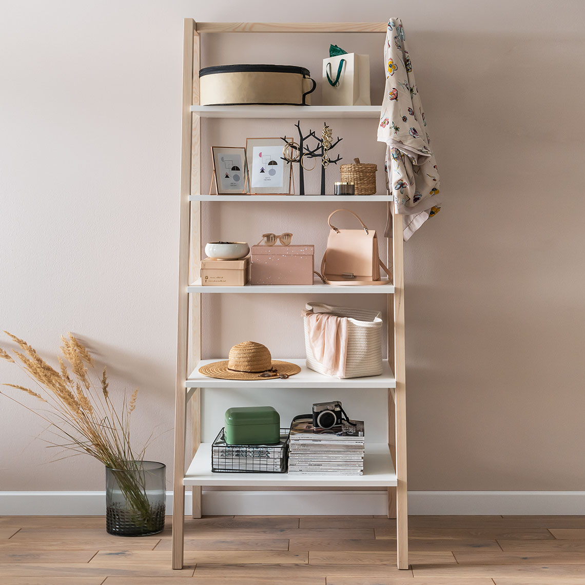 Bookcase Spot Young arrangement