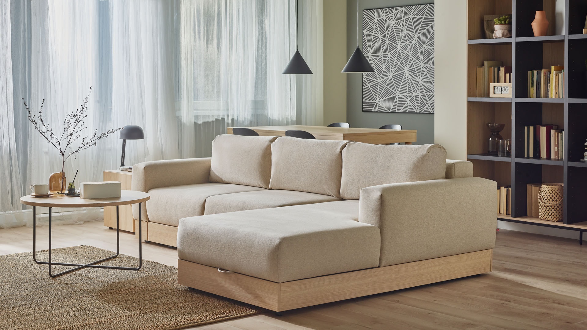 Beżowa kanapa w sercu salonu: 4 stylowe aranżacje