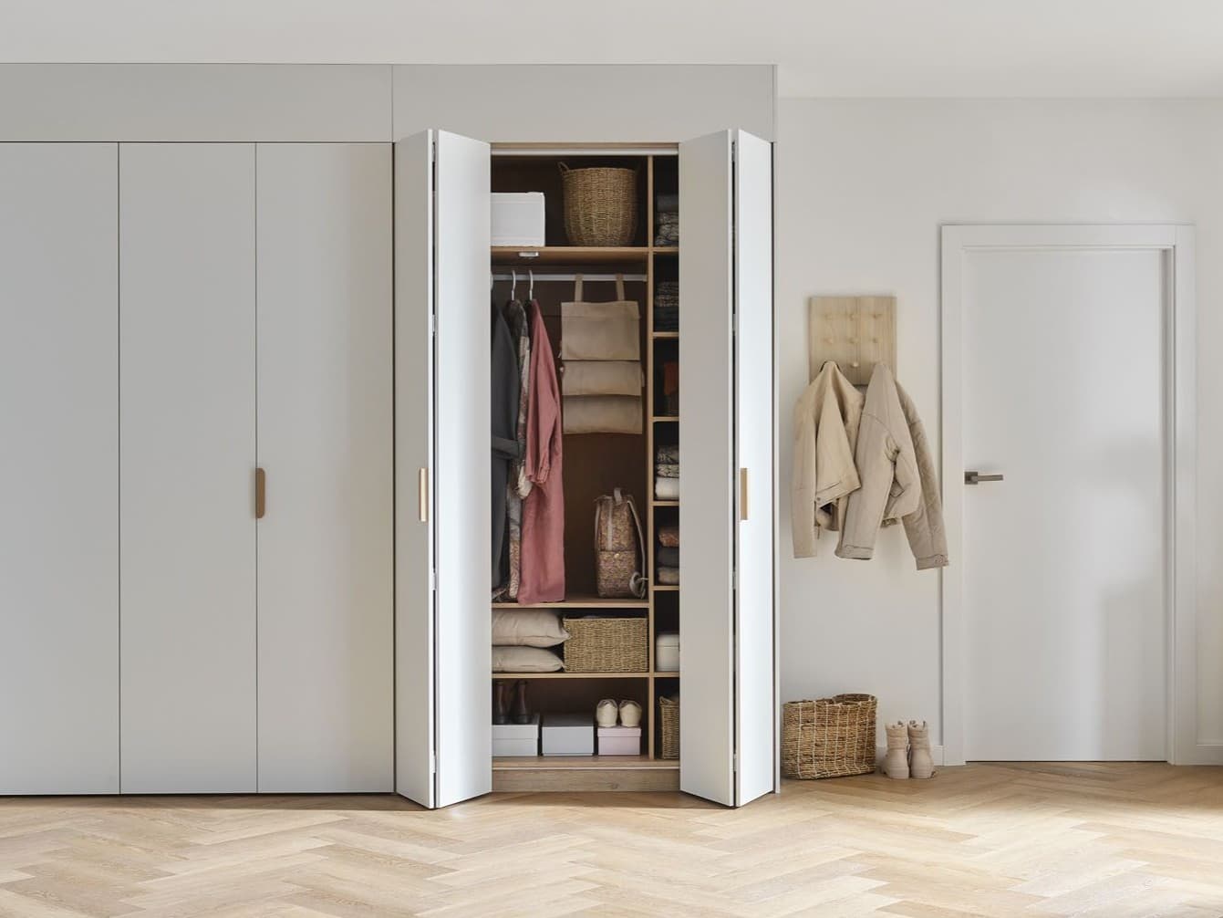 Gdy szafa pęka w szwach. Jak przechowywać ubrania i buty?