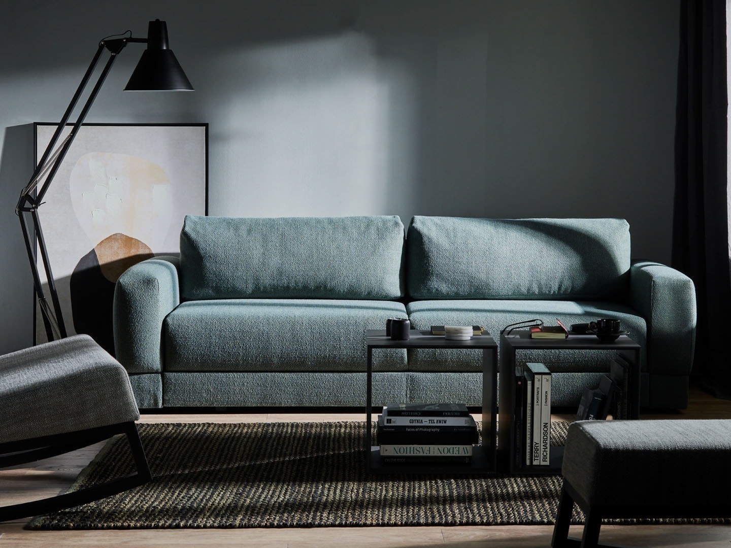 Niebieska kanapa w salonie: najciekawsze aranżacje