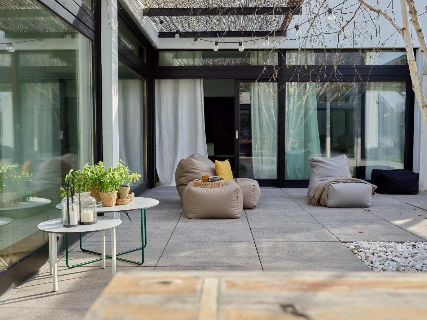 Relaks na świeżym powietrzu. Inspiracje na przytulny taras i balkon