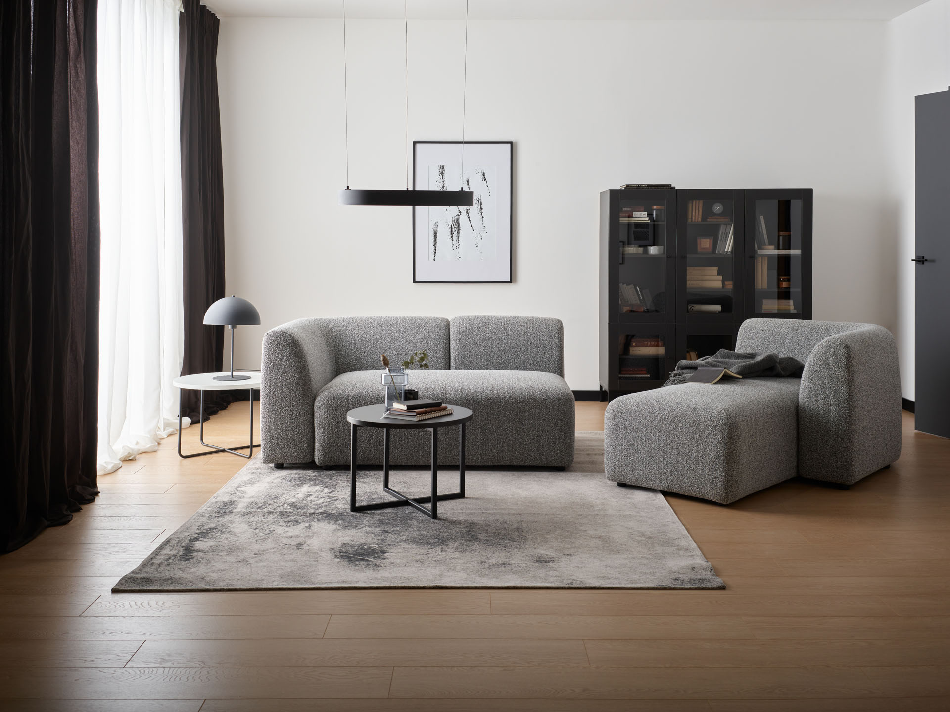 Sofa z pufą jak narożnik – 6 pomysłów na aranżację