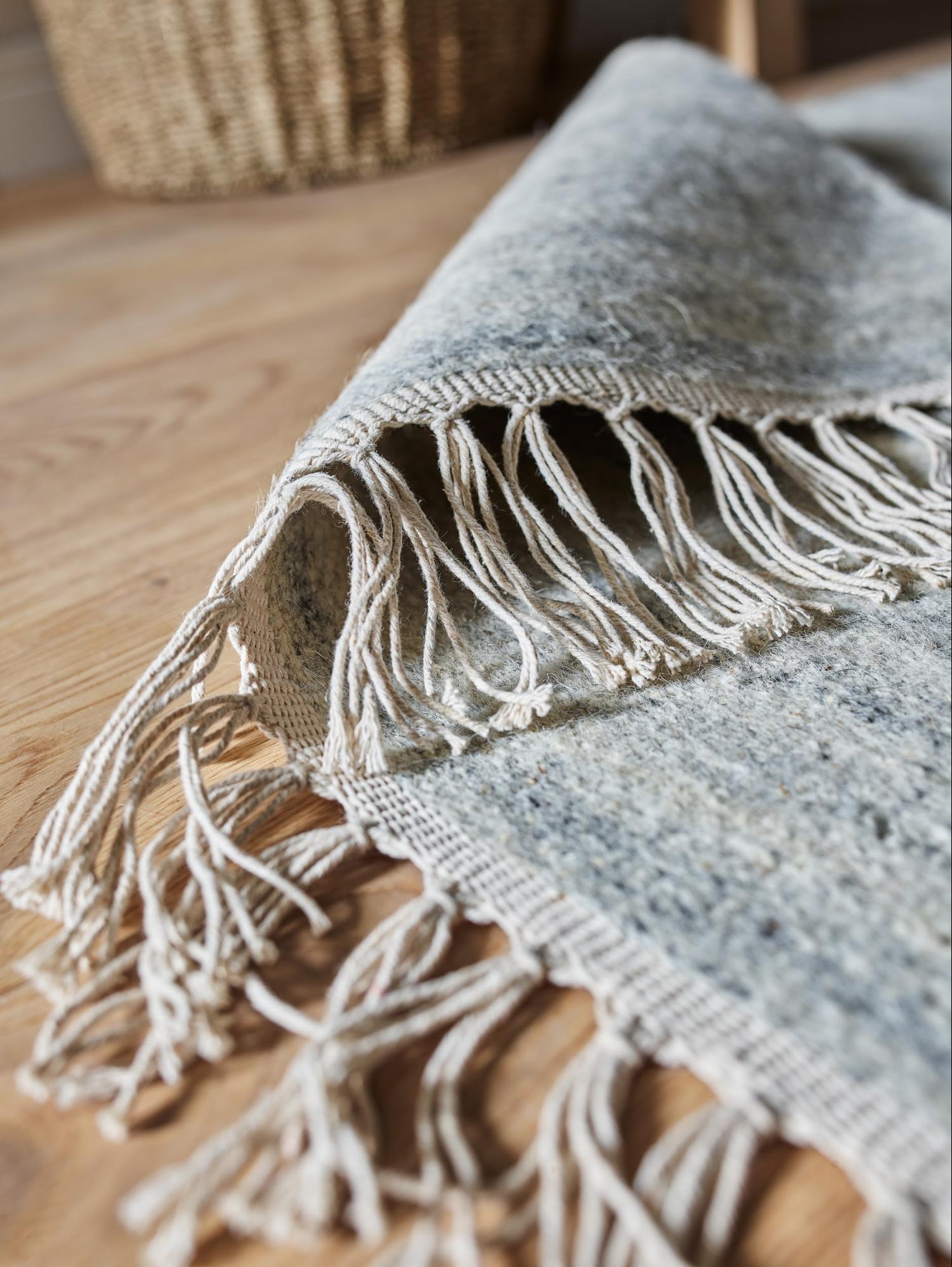 wełniany dywan nadający przytulności wnętrzu