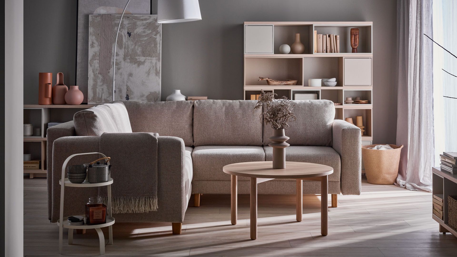 Intymnie, zmysłowo, po swojemu. Jak zaaranżować przytulny salon?