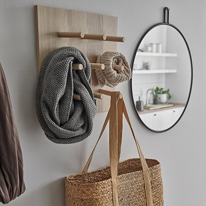 Wall shelf with pegs Spot Young arrangement