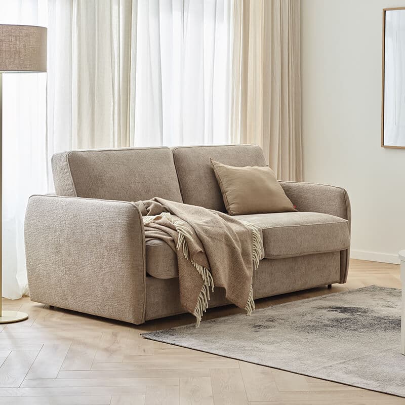 Sofa 3-osobowa z funkcją spania z podłokietnikiem z ozdobnym przeszyciem Nommi aranżacja